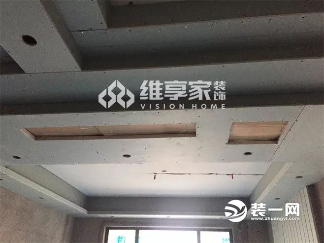 另外,吊顶的拐角处采用裁成l型或t型的石膏板进行封面,封板时应
